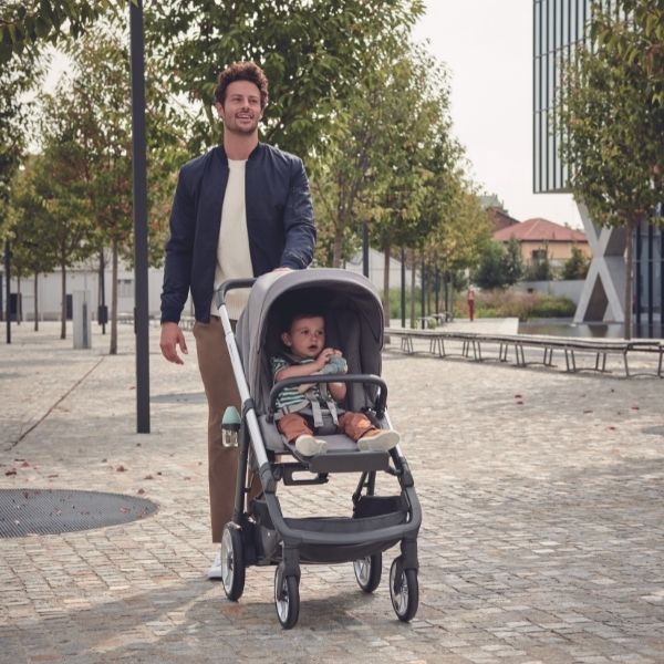 papa conduciendo un Inglesina Aptica por ciudad